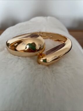 NWOT. Luxurious Gold Sculpted Bracelet -  6